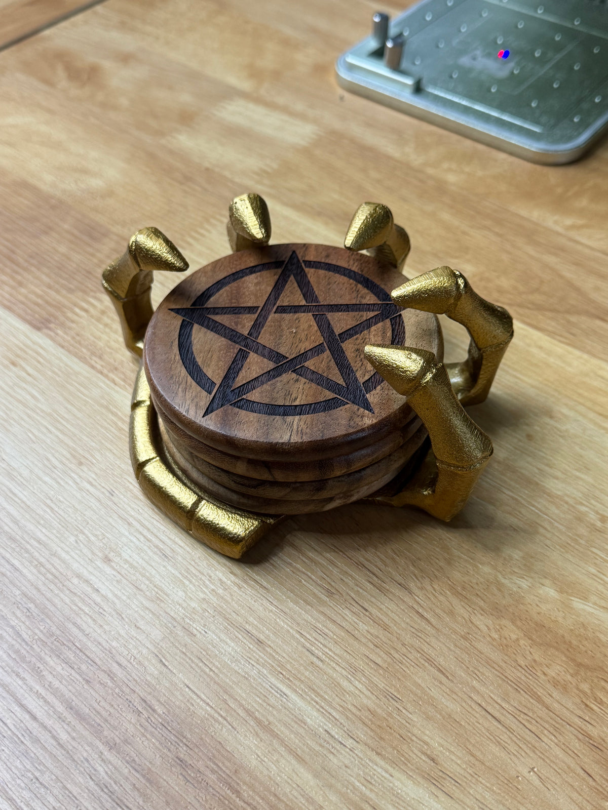 4Pc Hand Of Death Golden Holder/Costers