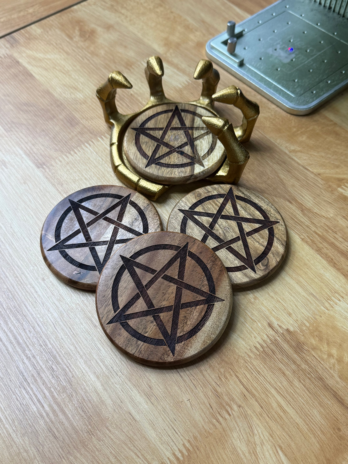 4Pc Hand Of Death Golden Holder/Costers