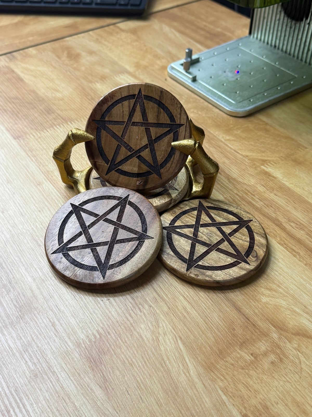 4Pc Hand Of Death Golden Holder/Costers