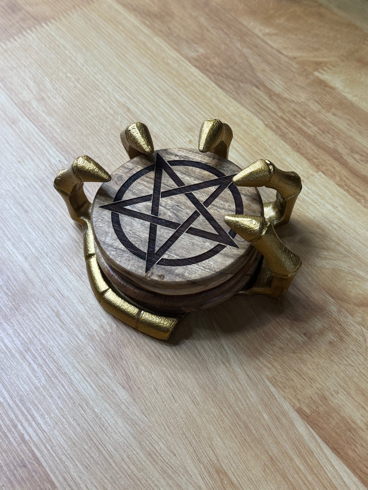 4Pc Hand Of Death Golden Holder/Costers